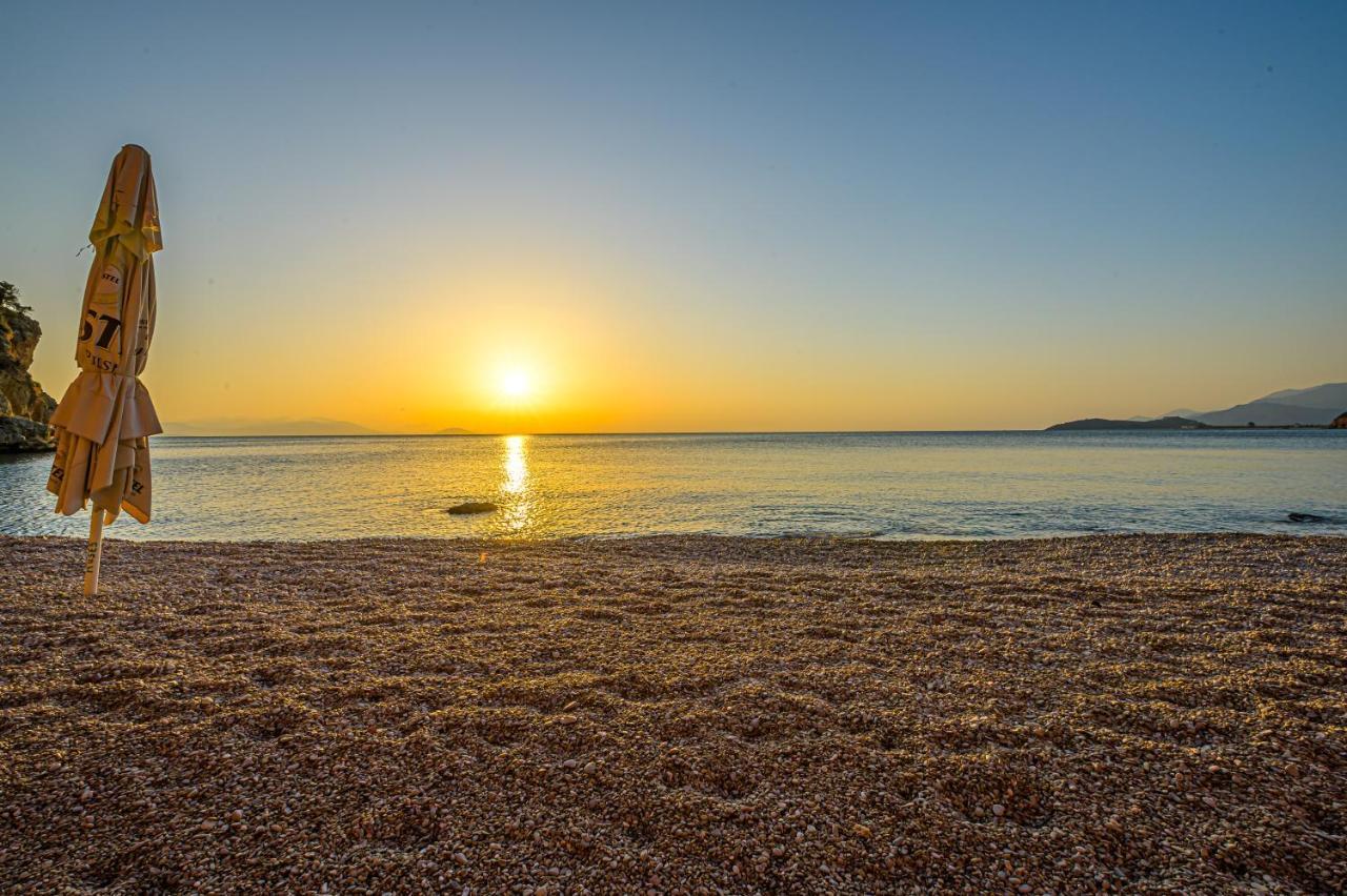 Paralio Astros Beachfront Suites Xiropígado Kültér fotó